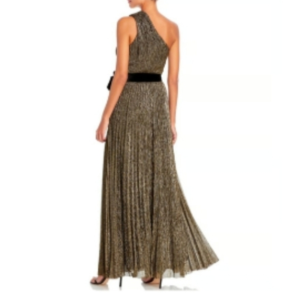 ​Aqua Formal Shimmering Metallic One-Shoulder Gown Size 6 - Picture 3 of 9